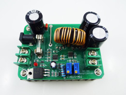 Резисторы регулировки напряжения и тока вынесены на переднюю панель.