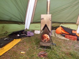 Дровяная печь в палатке