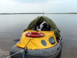 Палатка в лодке