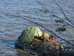 Это новый тент на лодке с палаткой